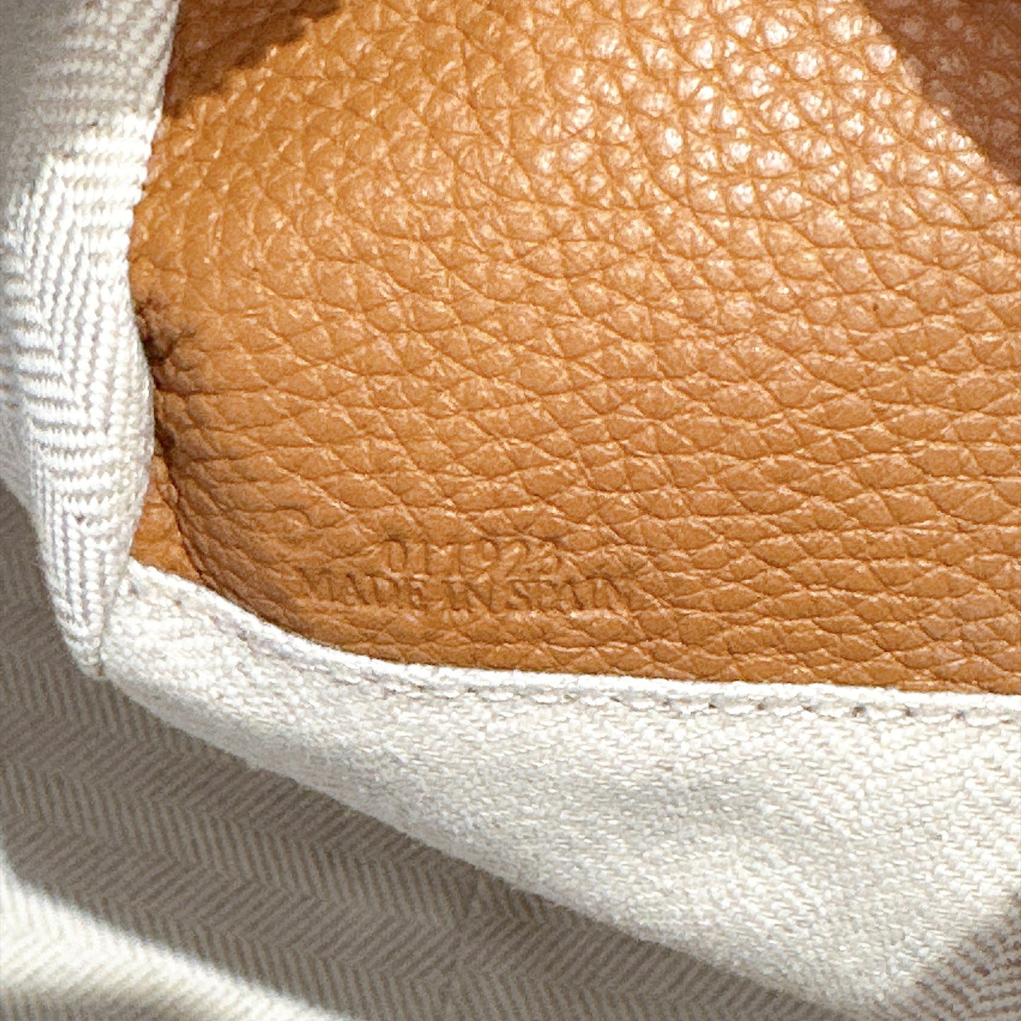 Loewe Puzzle Medium in Light Caramel