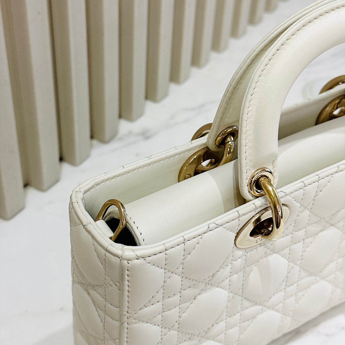 Lady Djoy Medium in White LGHW