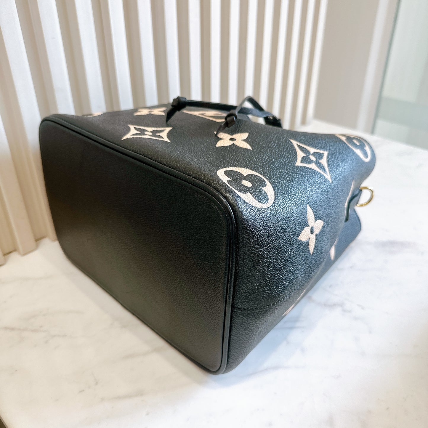 LV Neo Noe Bicolour in Black/Creme