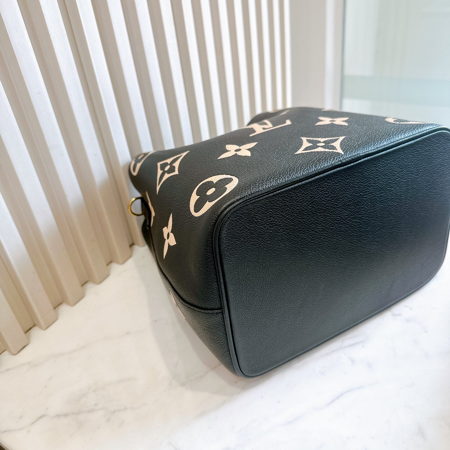 LV Neo Noe Bicolour in Black/Creme