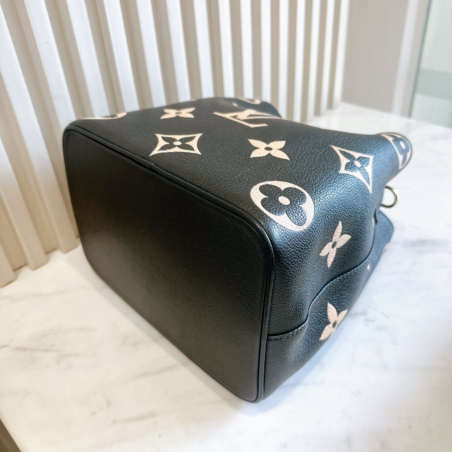 LV Neo Noe Bicolour in Black/Creme