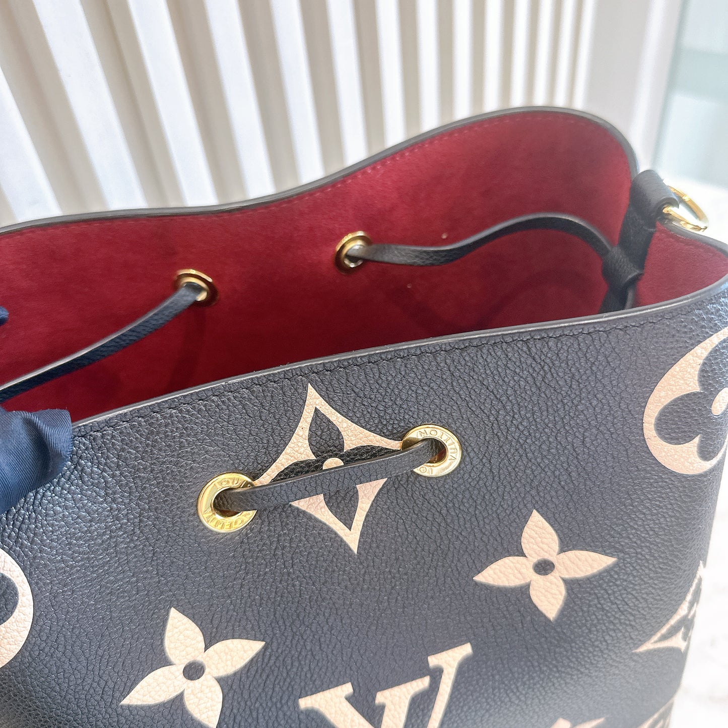 LV Neo Noe Bicolour in Black/Creme