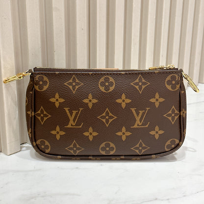 LV Multi Pochette in Pink
