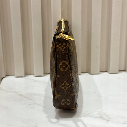 LV Multi Pochette in Pink