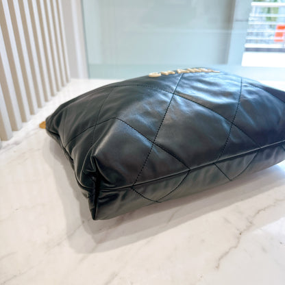 Chanel 22 Medium in Black