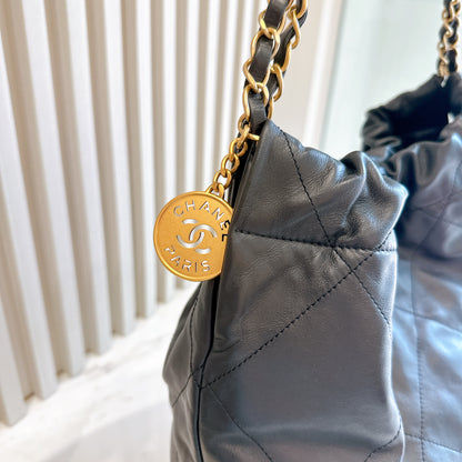 Chanel 22 Medium in Black