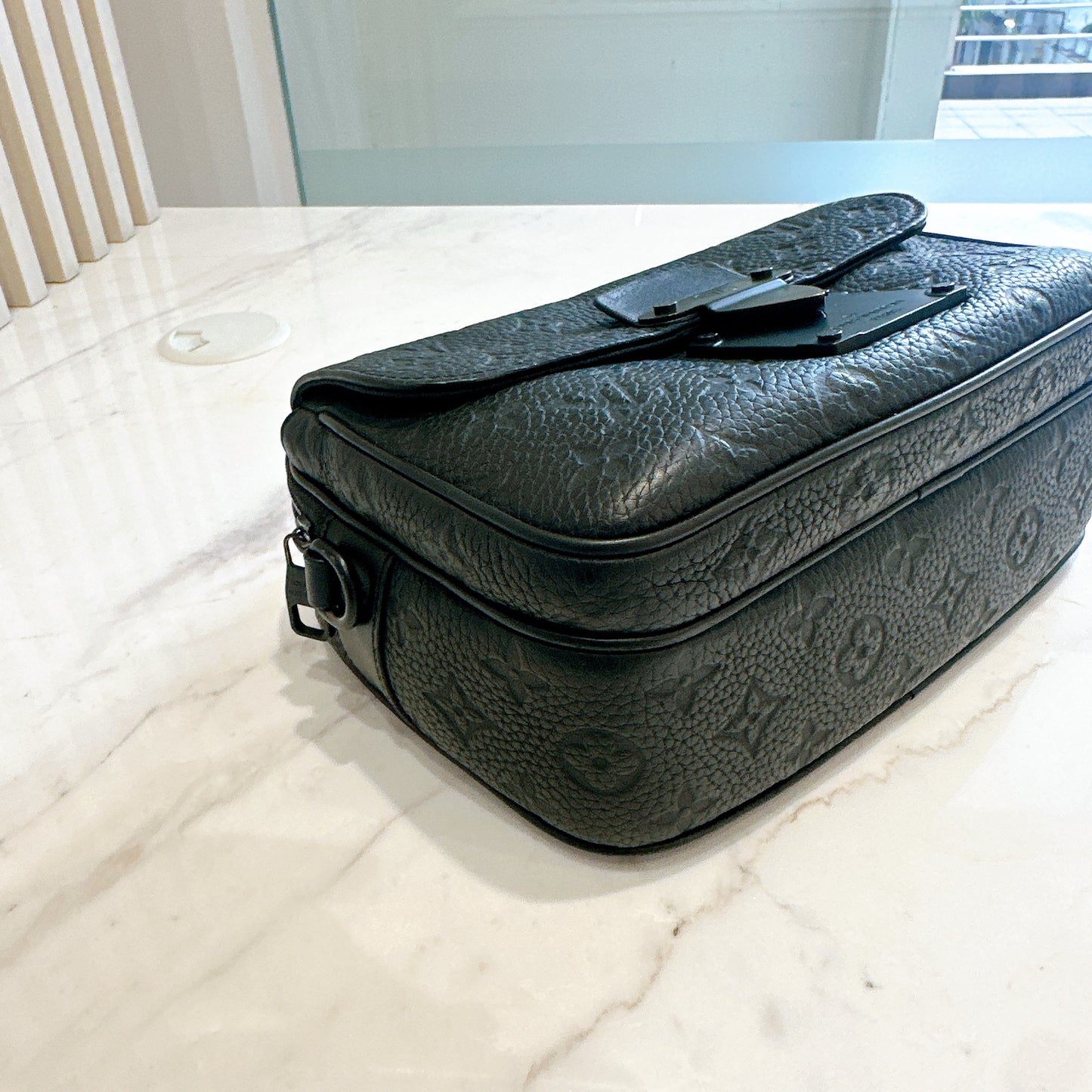 LV S Lock Messenger in Taurillon