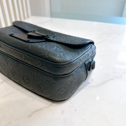 LV S Lock Messenger in Taurillon