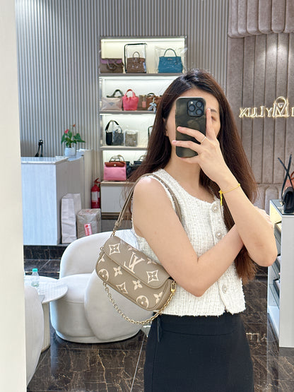 LV Ivy Bicolour WOC