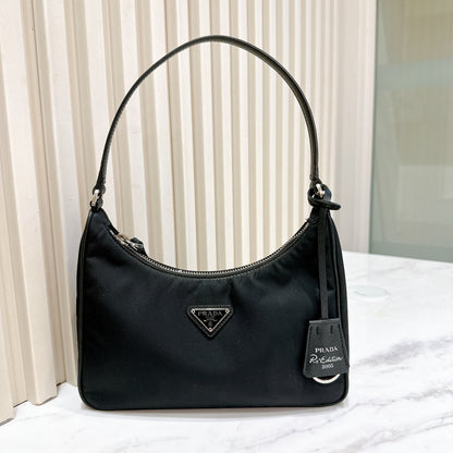 Prada Hobo Re-Edition 2005 in Black Nylon