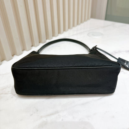 Prada Hobo Re-Edition 2005 in Black Nylon
