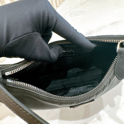Prada Hobo Re-Edition 2005 in Black Nylon