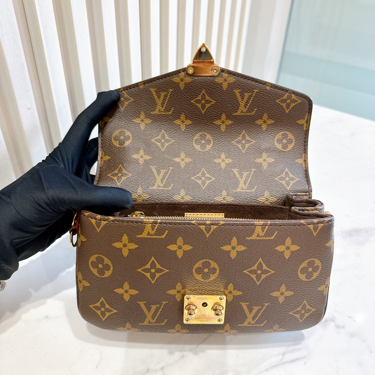 LV Pochette Metis East West