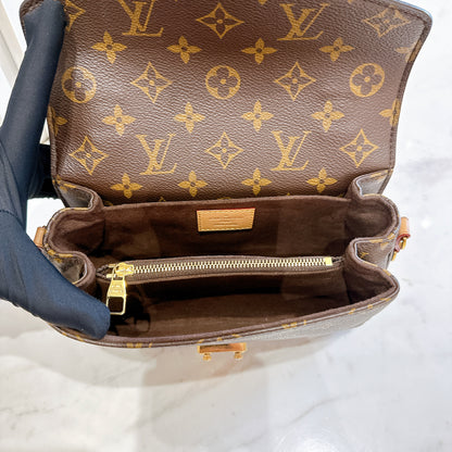 LV Pochette Metis East West