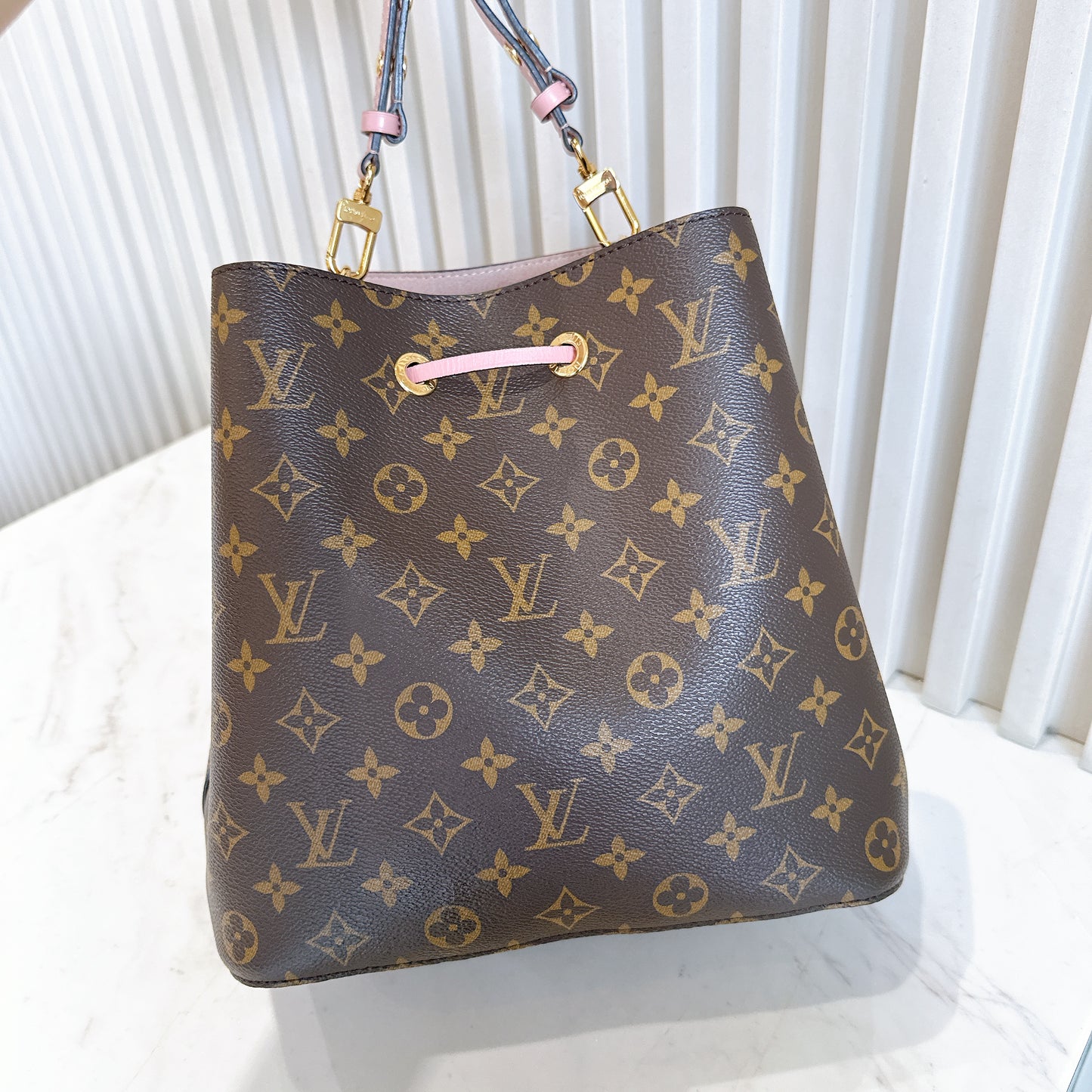 LV Neo Noe MM in Pink