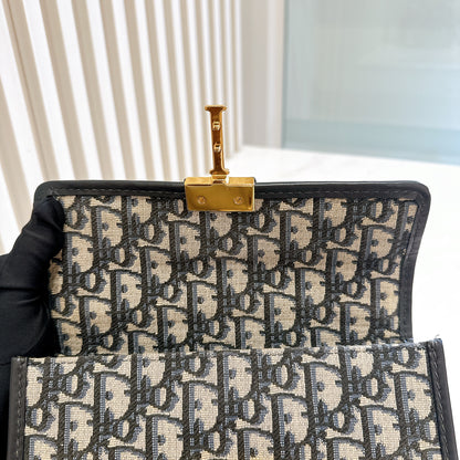 Dior Montaigne 30 East West