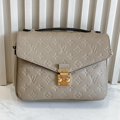 LV Pochette Metis in Tourterelle