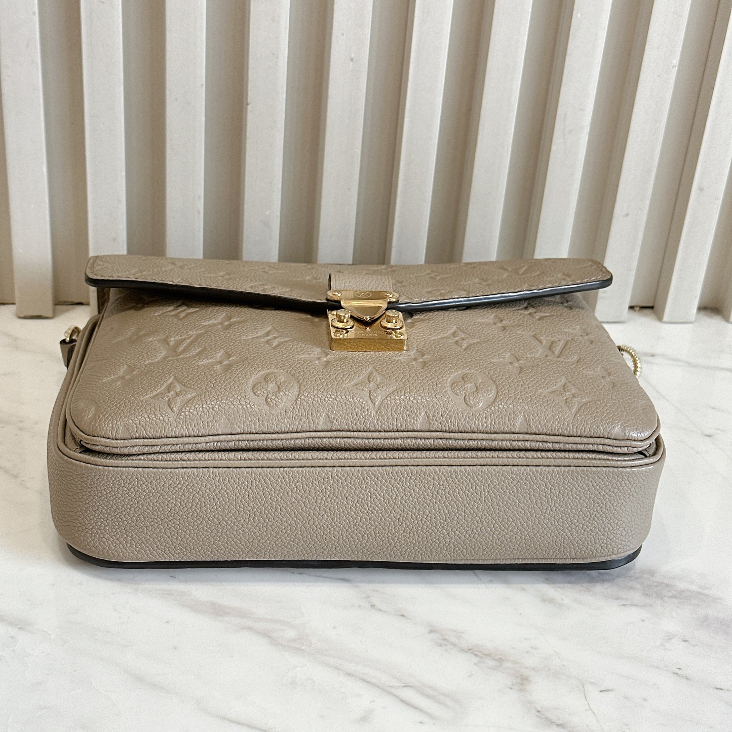 LV Pochette Metis in Tourterelle