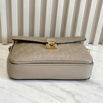 LV Pochette Metis in Tourterelle