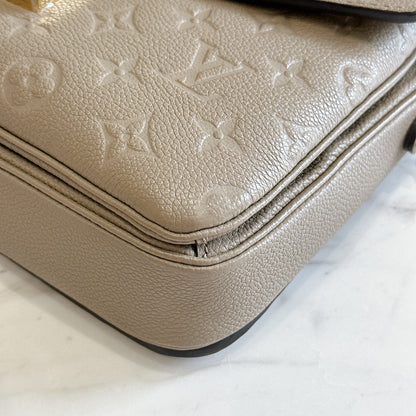 LV Pochette Metis in Tourterelle