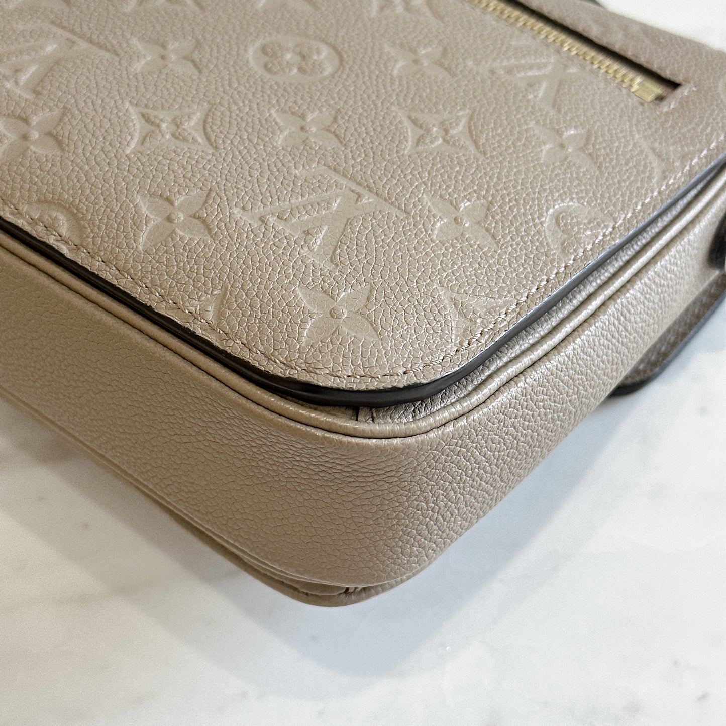 LV Pochette Metis in Tourterelle