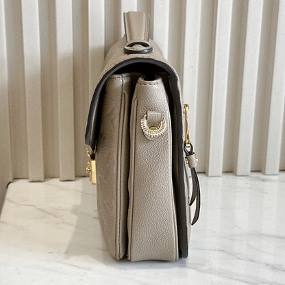 LV Pochette Metis in Tourterelle