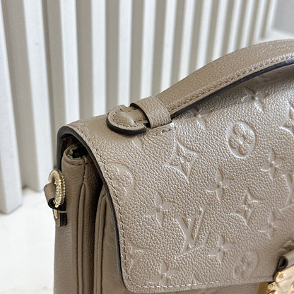 LV Pochette Metis in Tourterelle