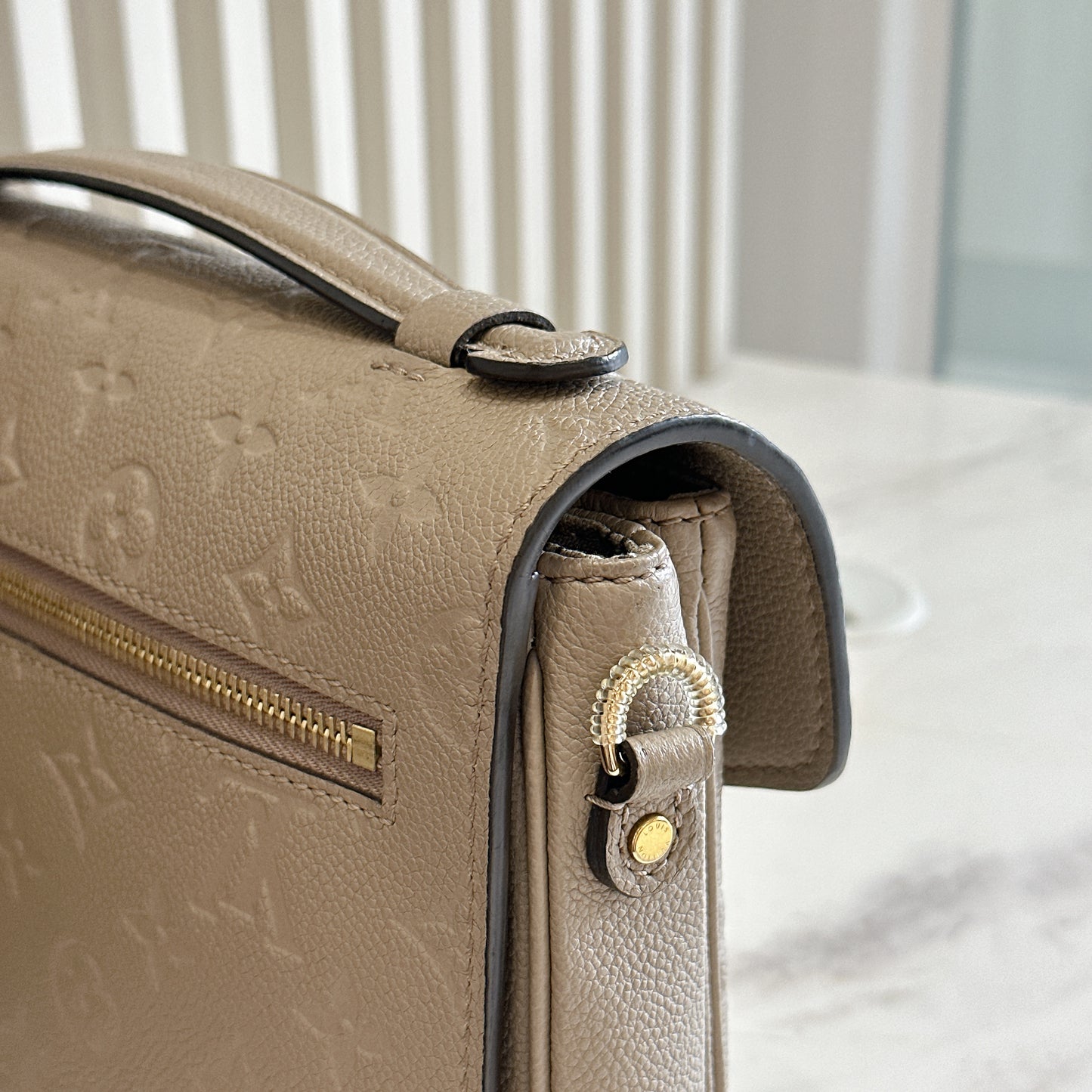 LV Pochette Metis in Tourterelle