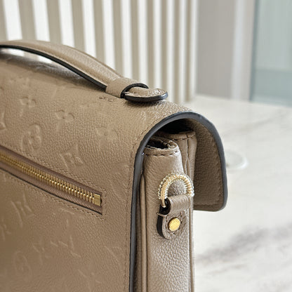 LV Pochette Metis in Tourterelle