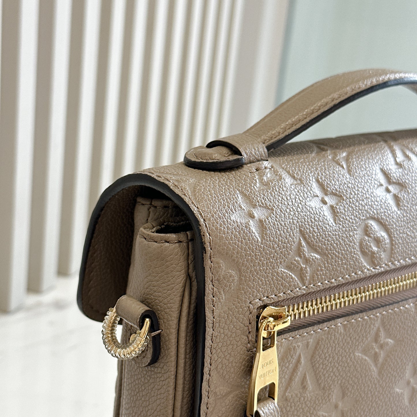 LV Pochette Metis in Tourterelle