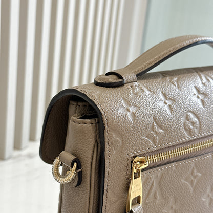 LV Pochette Metis in Tourterelle