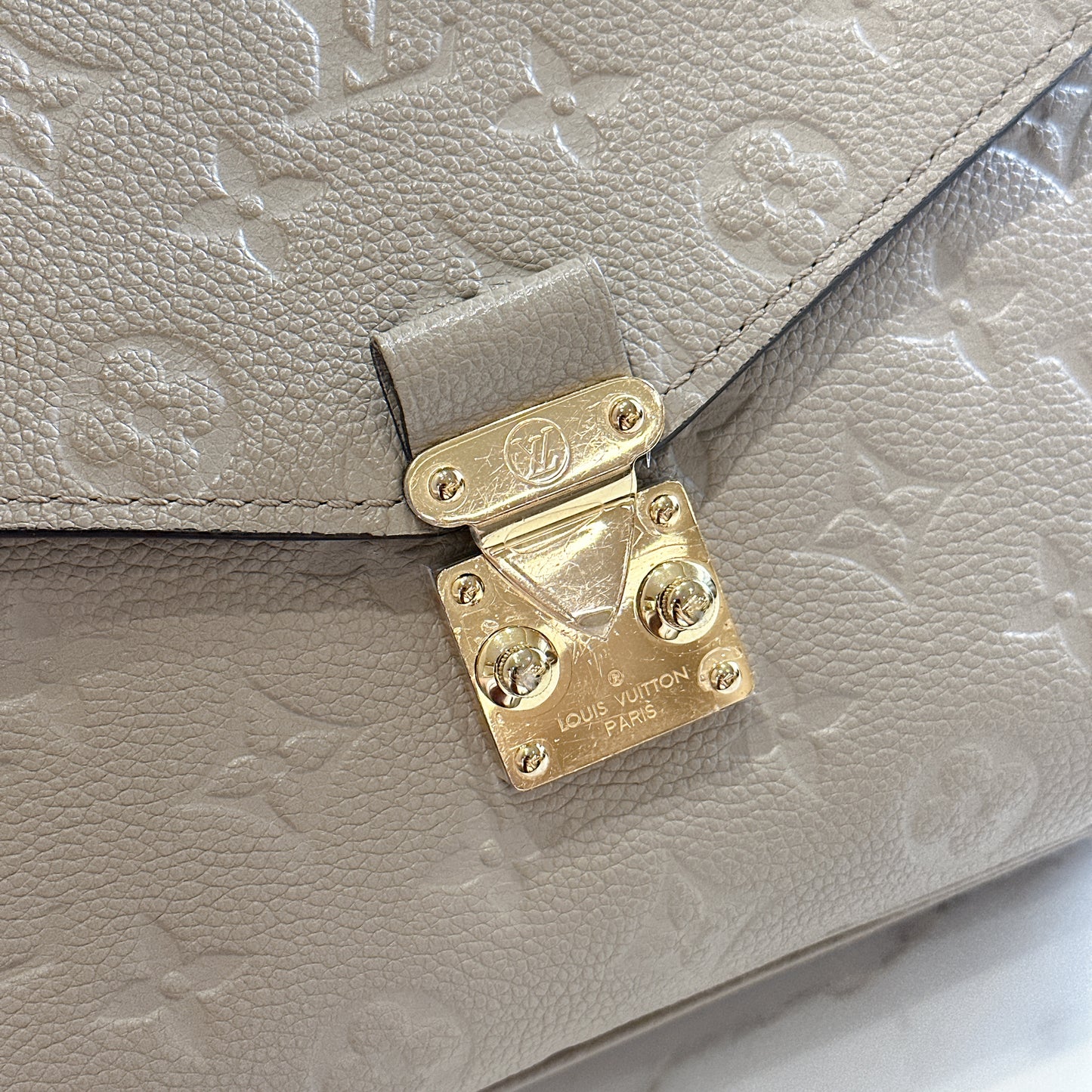 LV Pochette Metis in Tourterelle