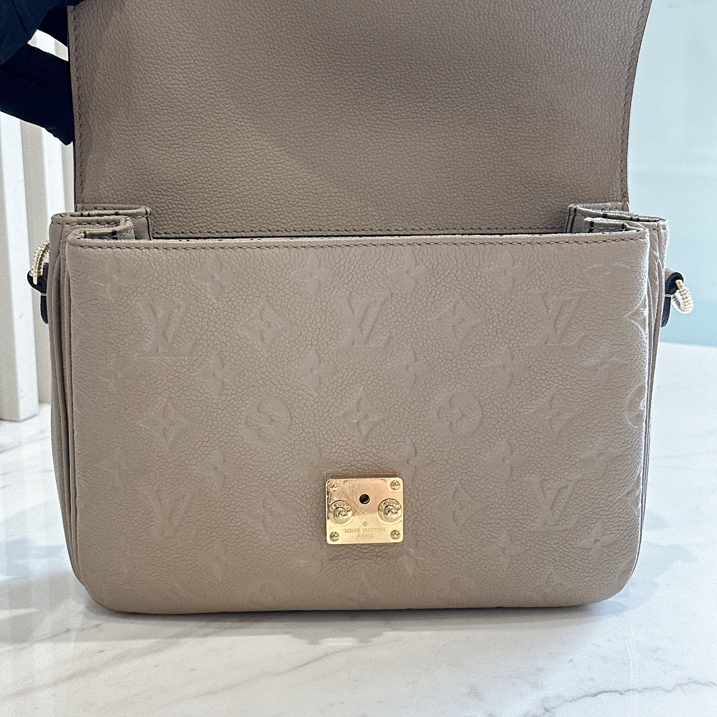 LV Pochette Metis in Tourterelle
