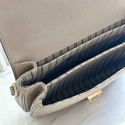LV Pochette Metis in Tourterelle