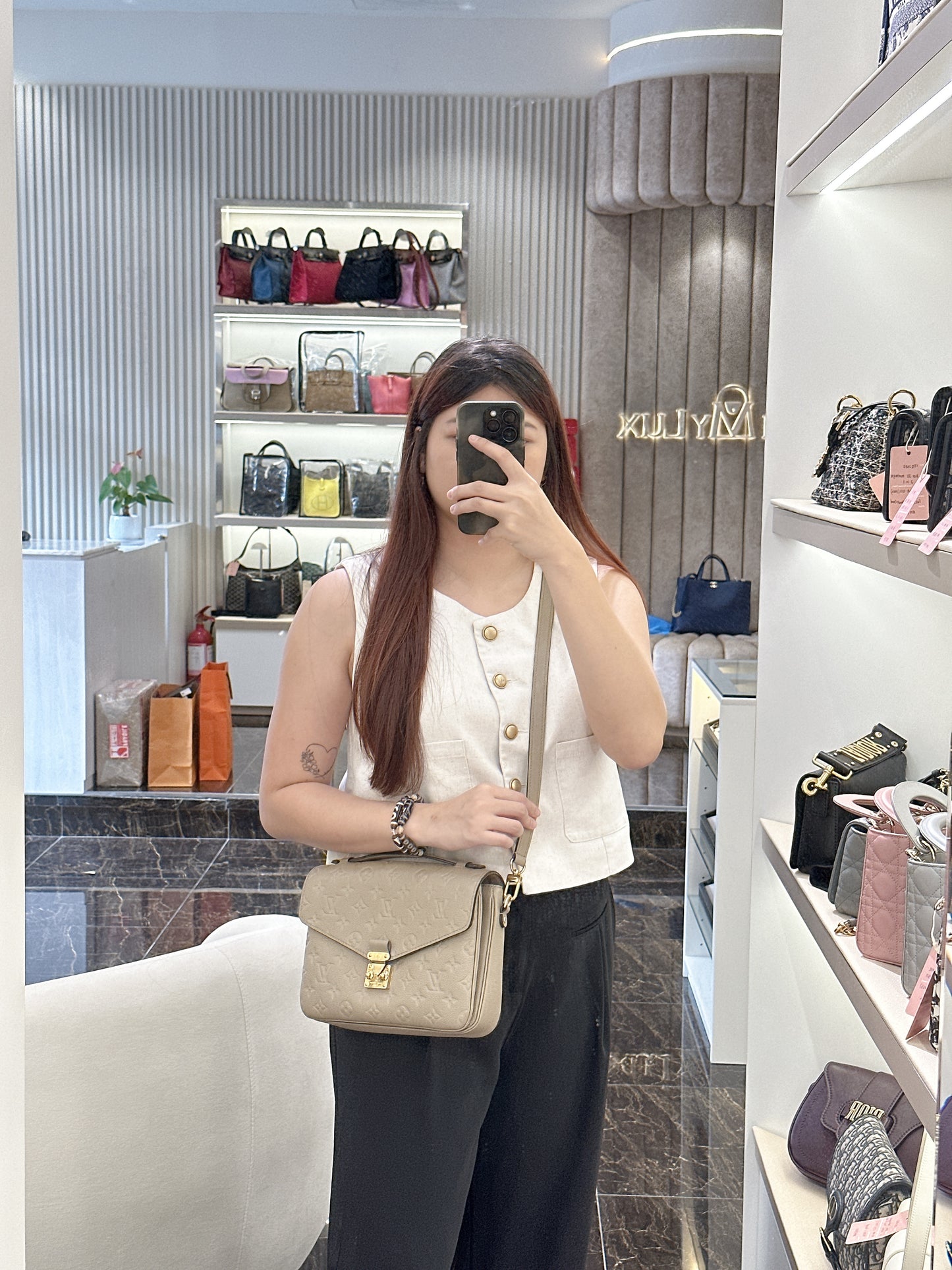 LV Pochette Metis in Tourterelle