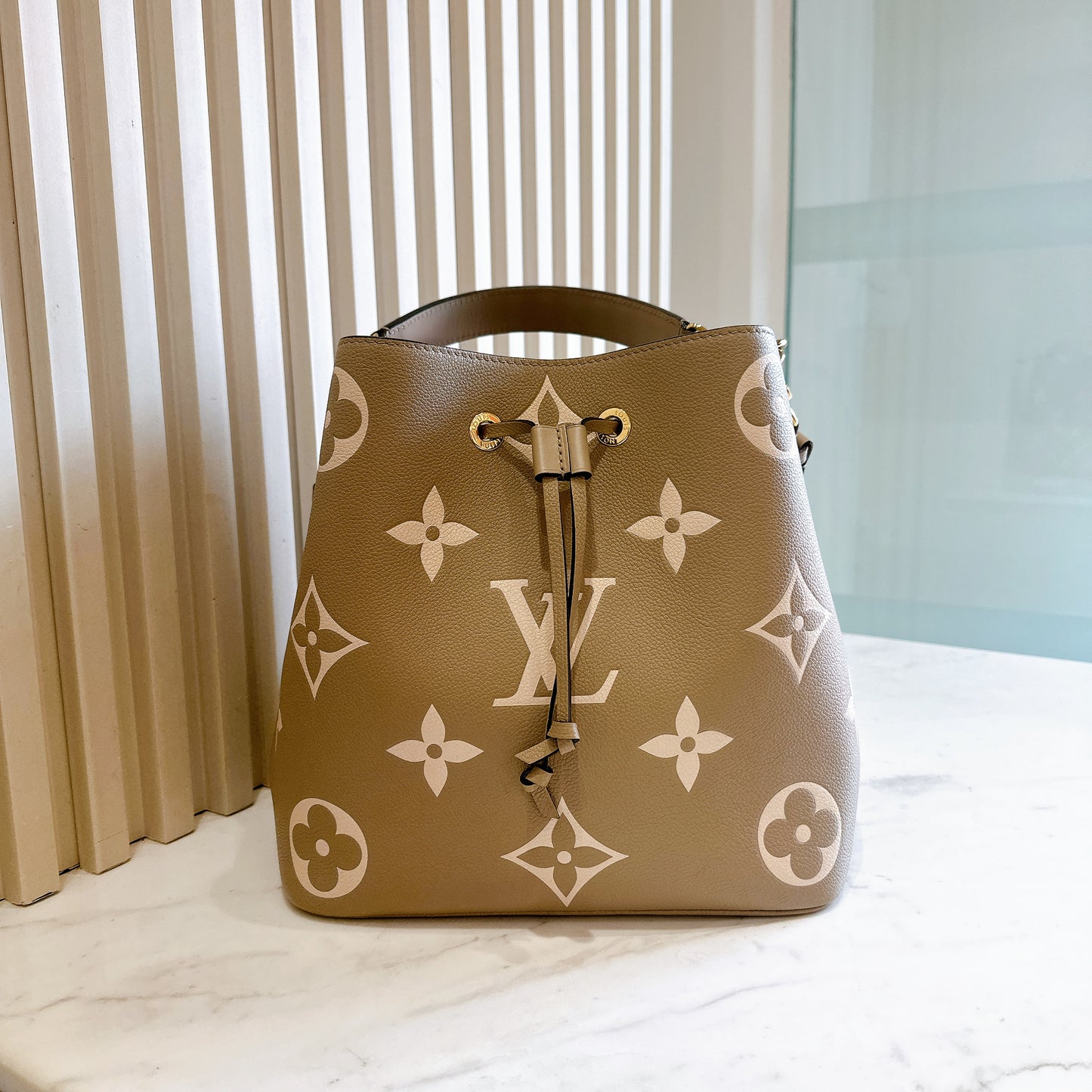 LV Neo Noe MM in Tourterelle / Creme