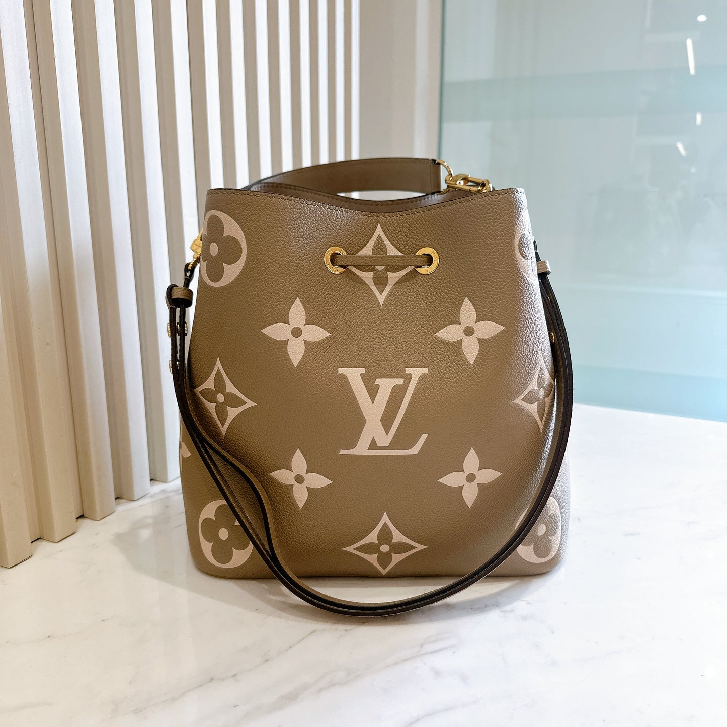 LV Neo Noe MM in Tourterelle / Creme