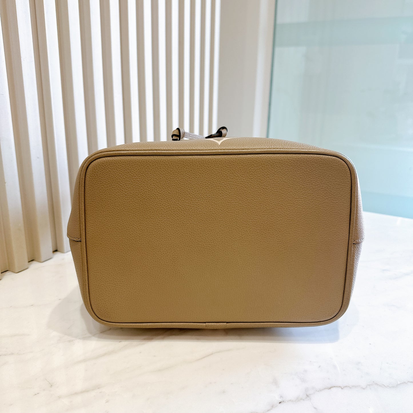 LV Neo Noe MM in Tourterelle / Creme