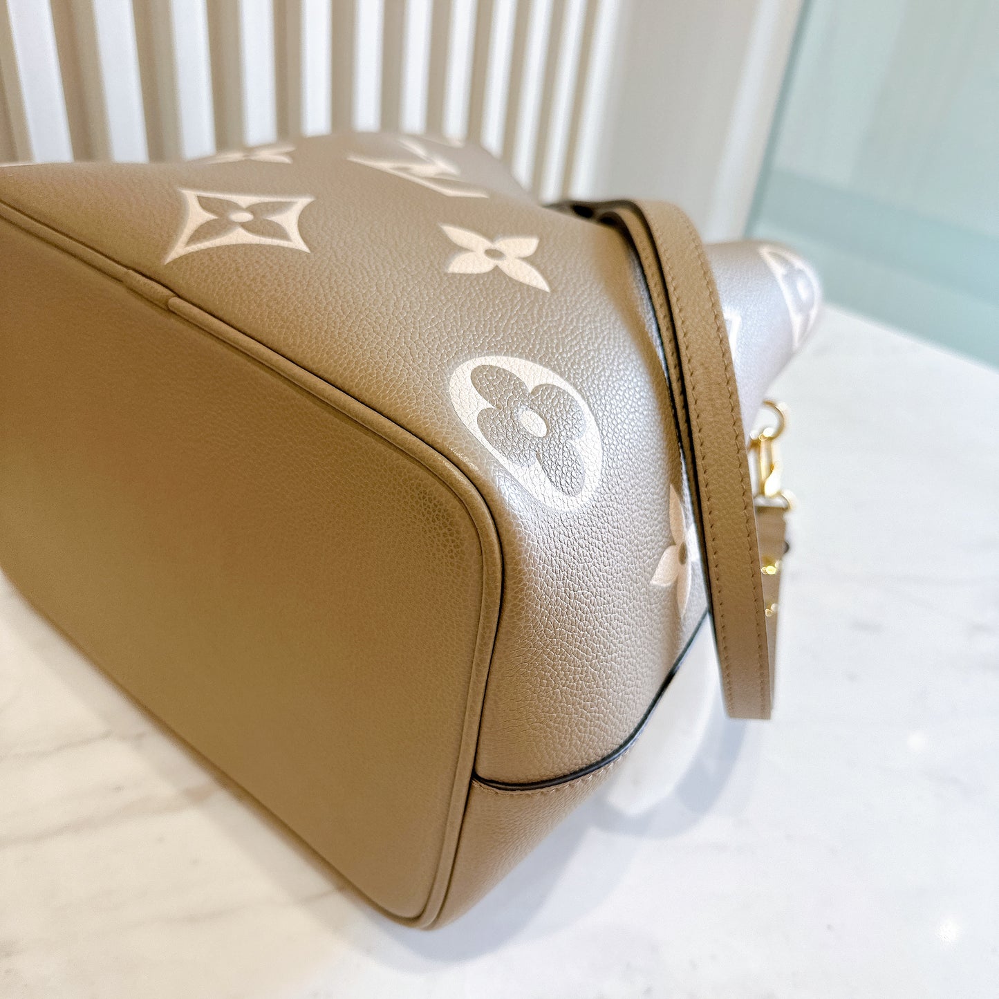 LV Neo Noe MM in Tourterelle / Creme