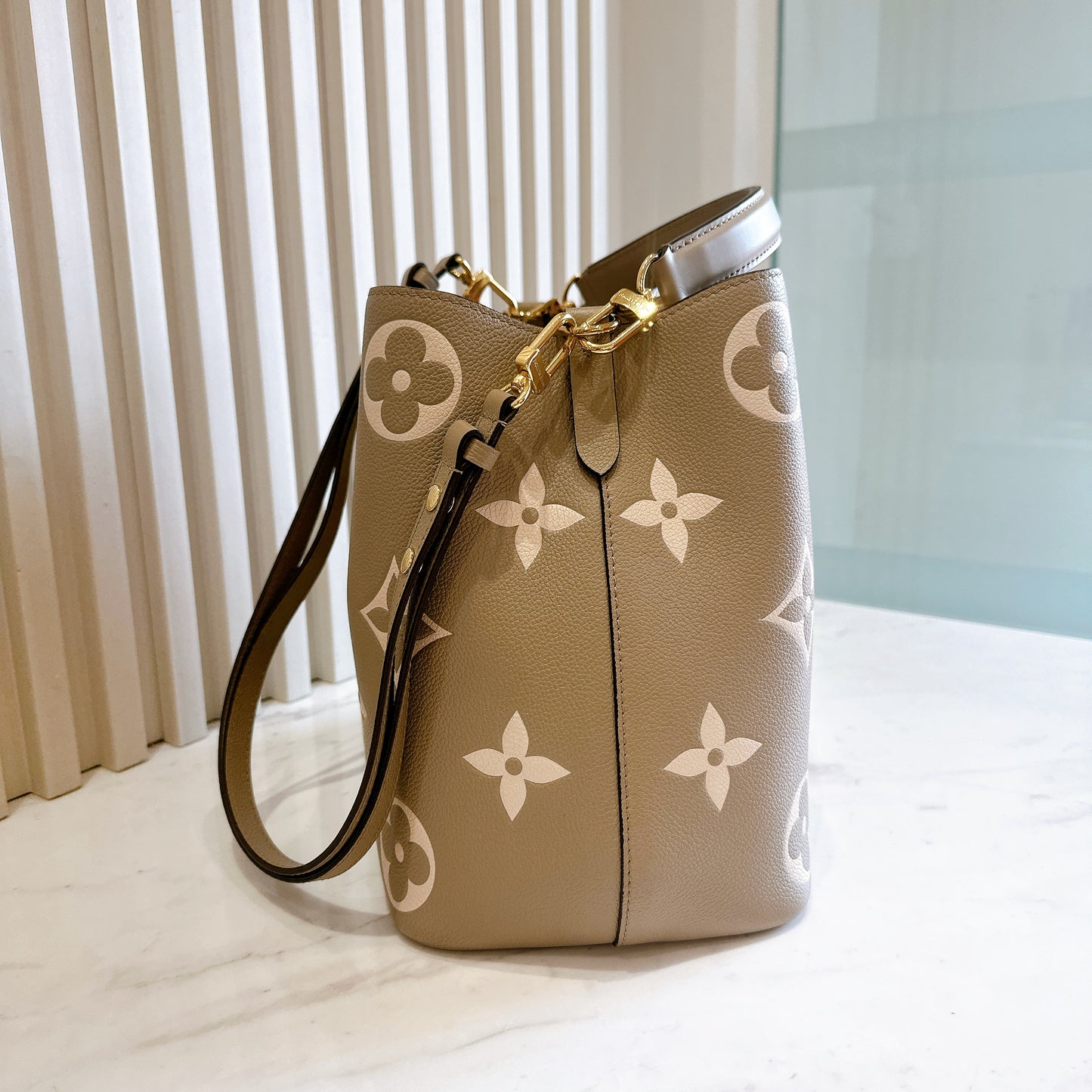 LV Neo Noe MM in Tourterelle / Creme
