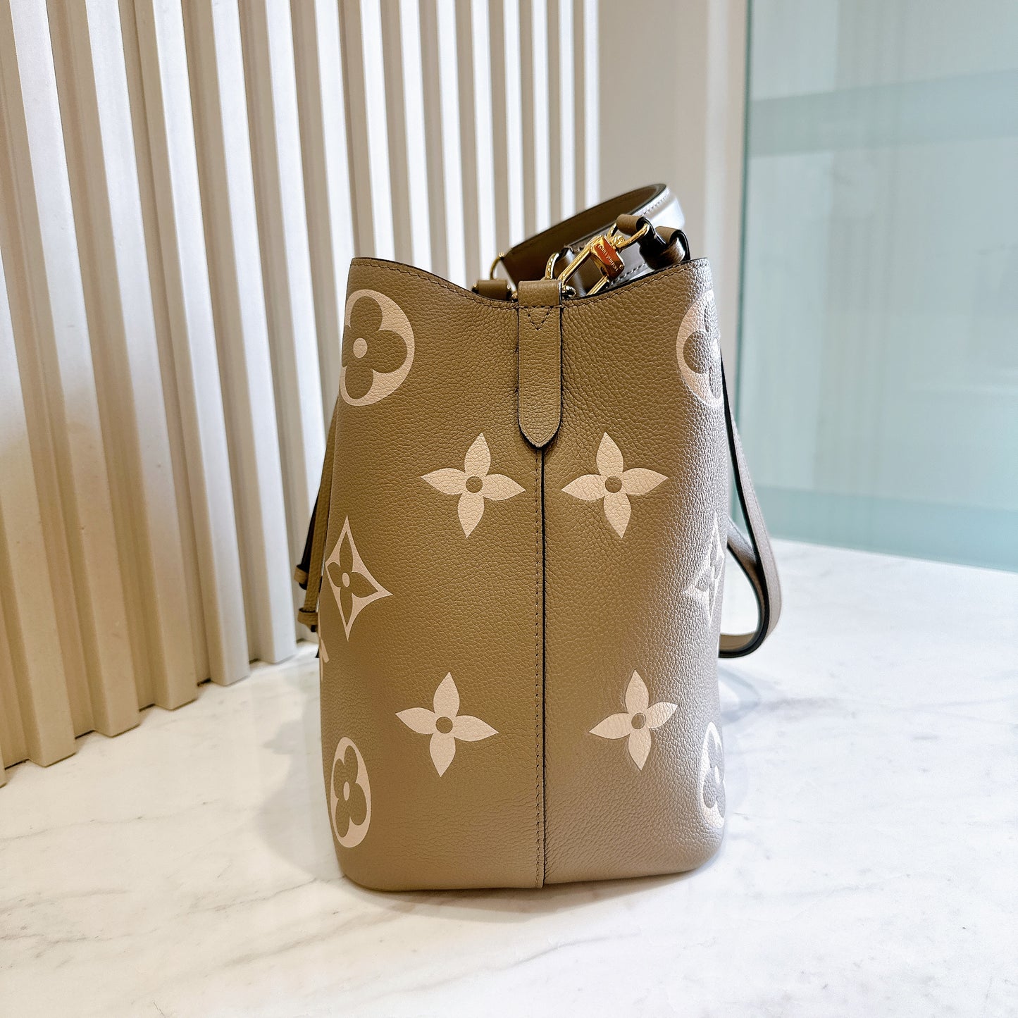 LV Neo Noe MM in Tourterelle / Creme