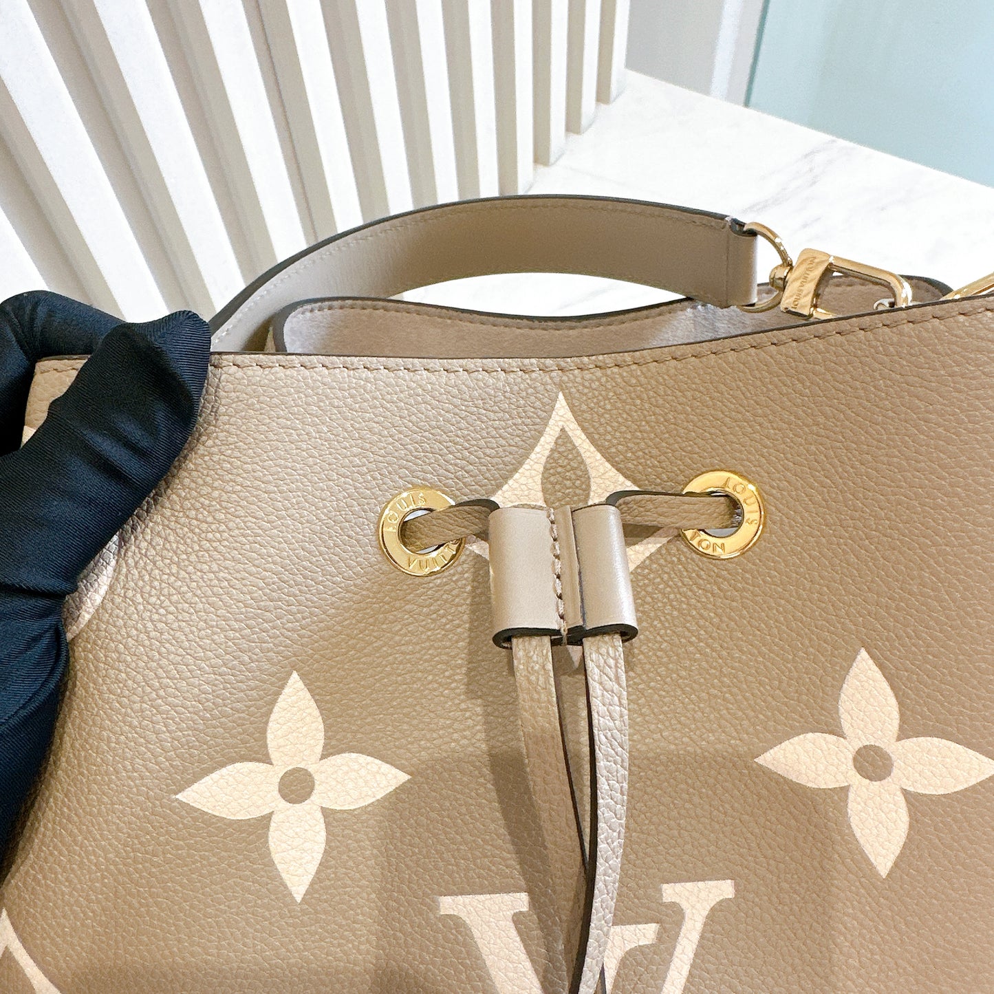 LV Neo Noe MM in Tourterelle / Creme