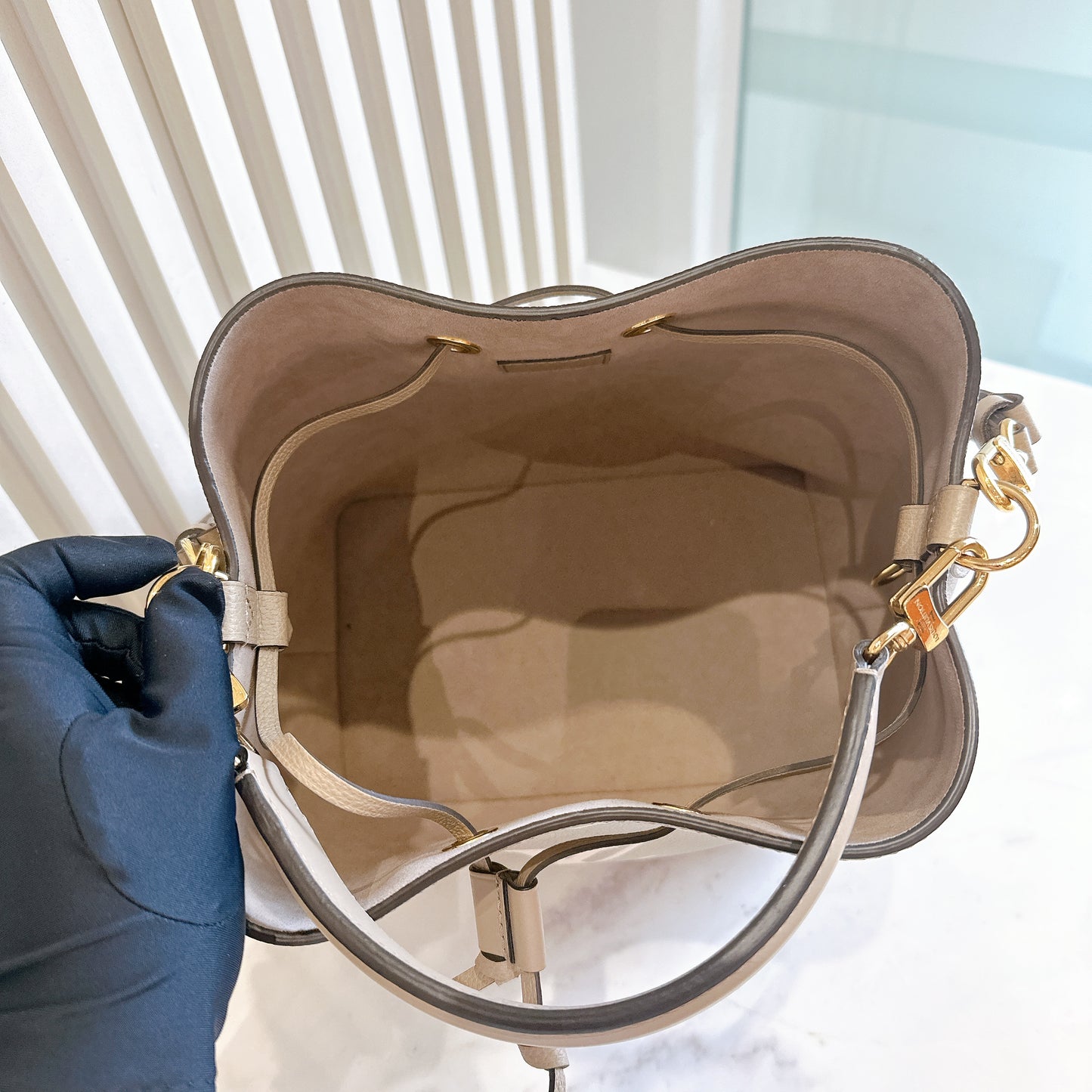 LV Neo Noe MM in Tourterelle / Creme