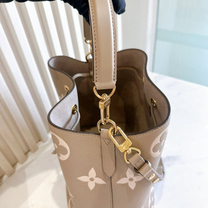 LV Neo Noe MM in Tourterelle / Creme
