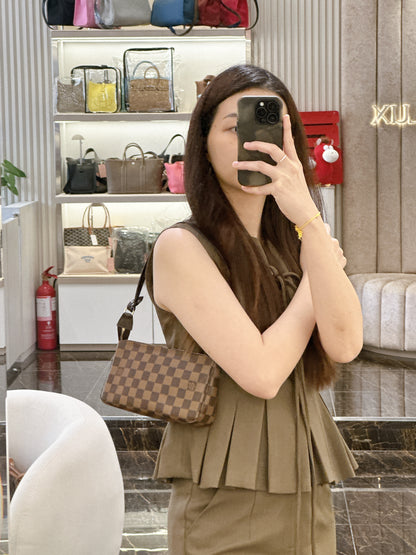 LV Pochette Accessoires in Damier Ebene