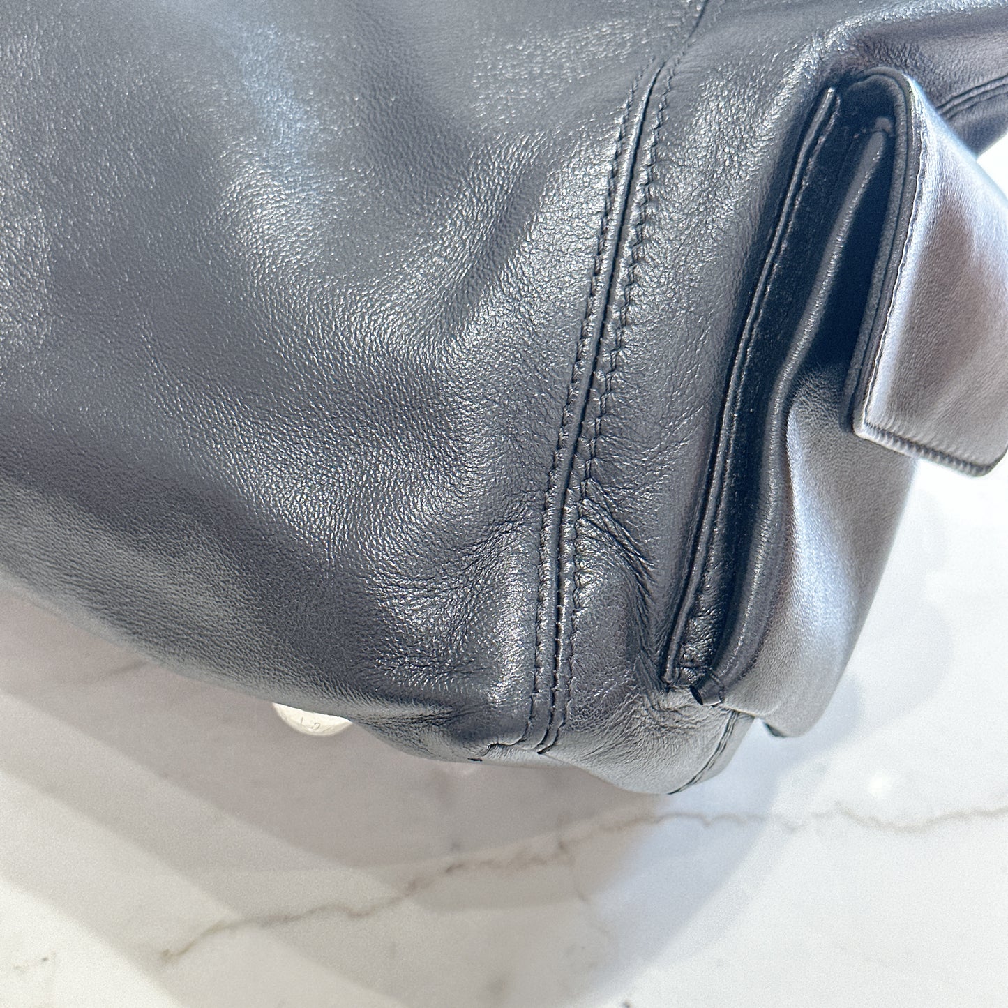 LV Carryall Vibe Pm in Black
