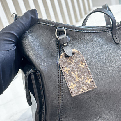 LV Carryall Vibe Pm in Black