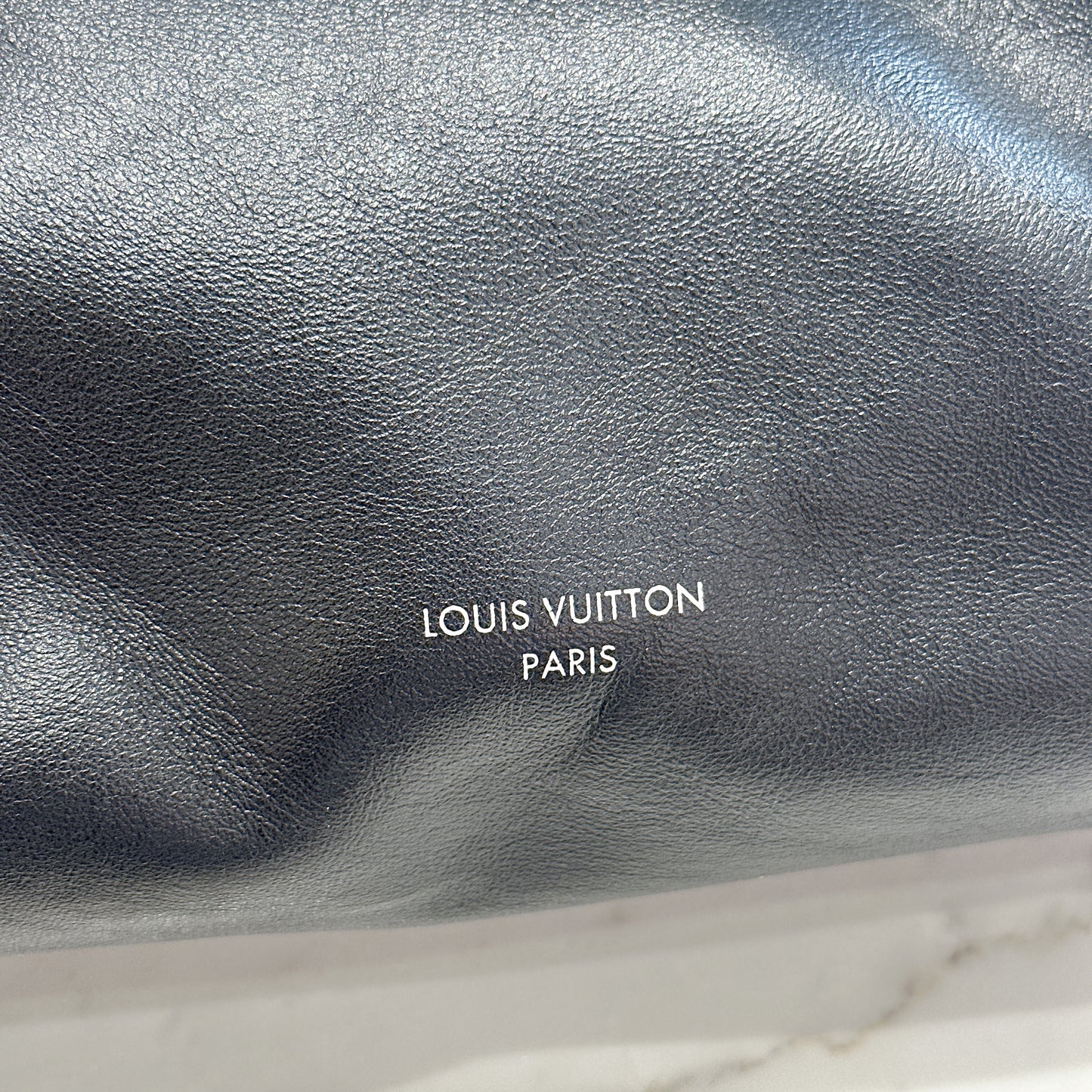 LV Carryall Vibe Pm in Black