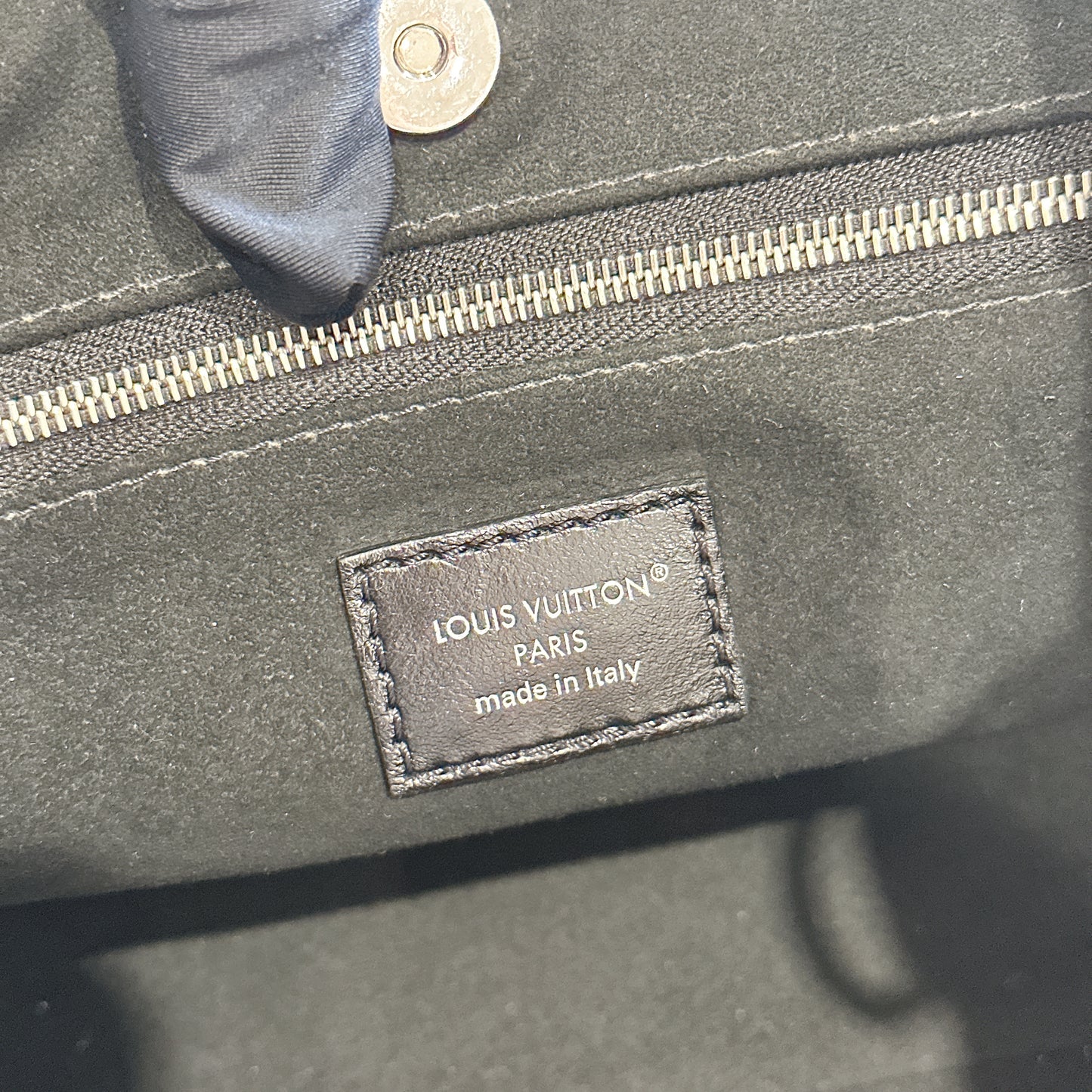 LV Carryall Vibe Pm in Black