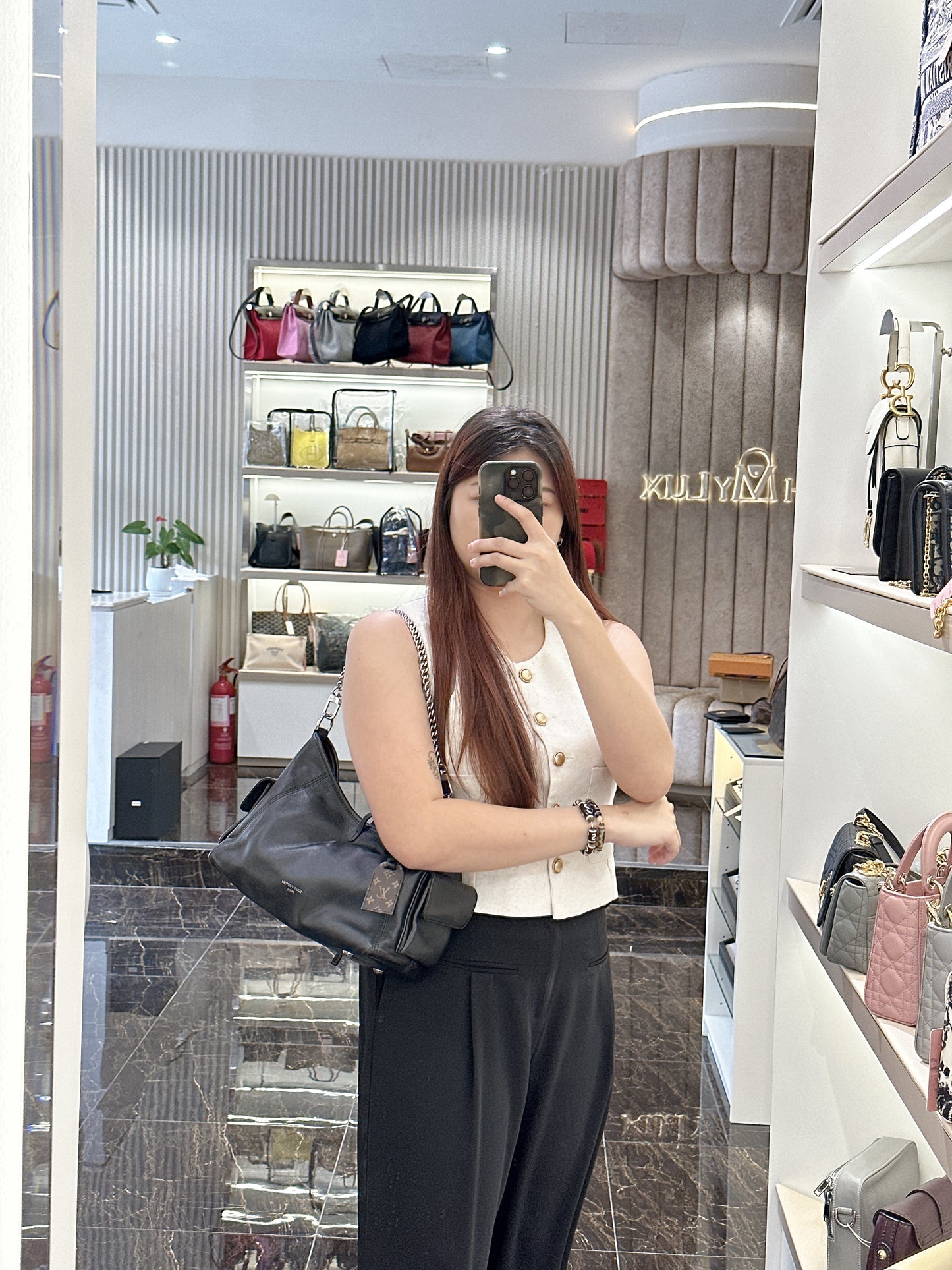 LV Carryall Vibe Pm in Black